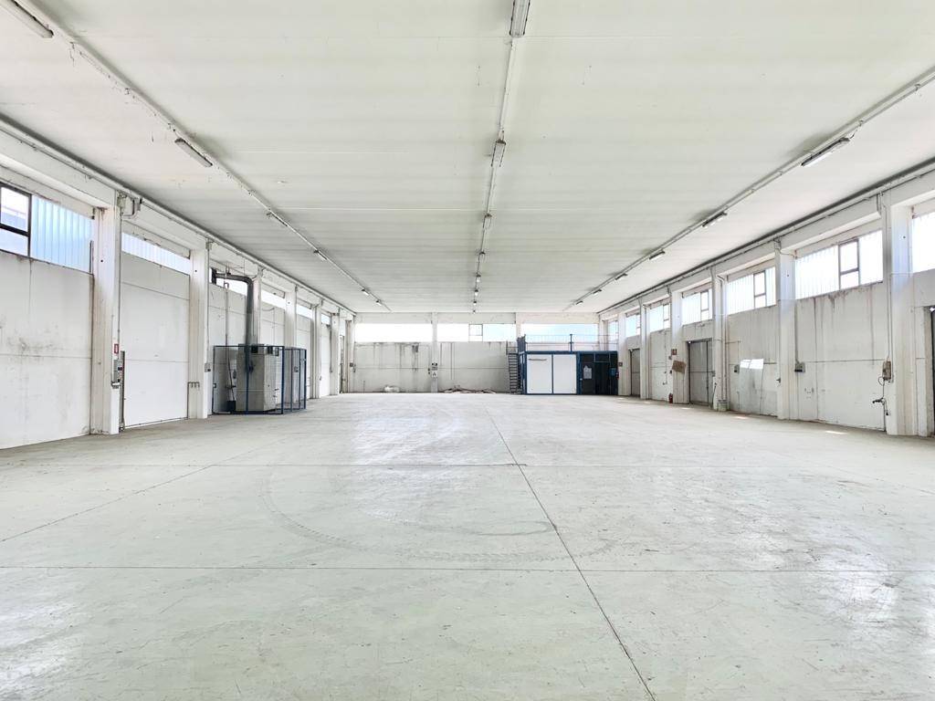 locale commerciale in affitto a Podenzano
