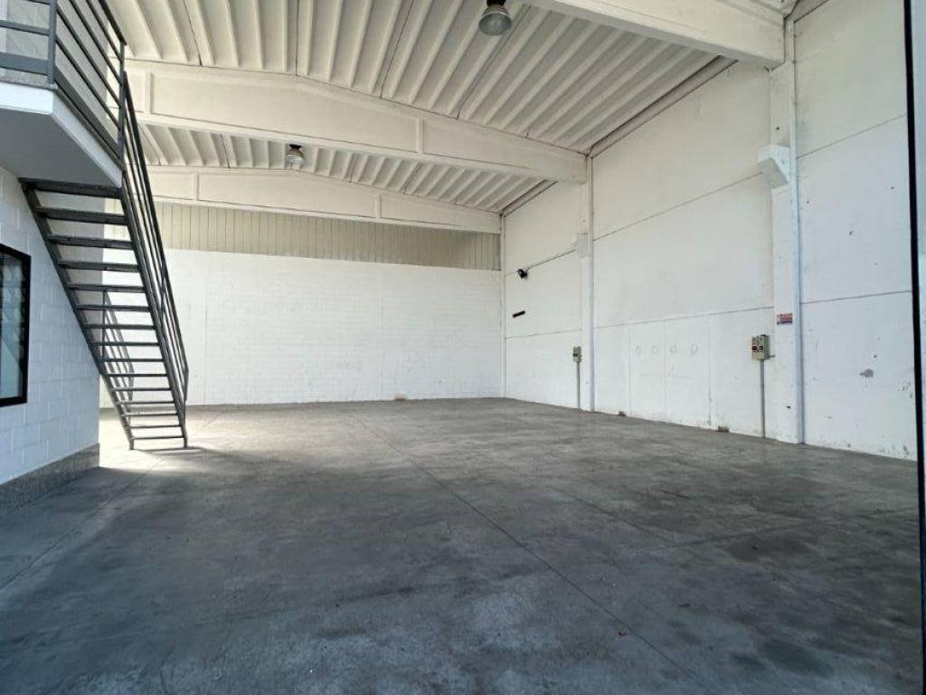 locale commerciale in affitto a Podenzano in zona Gariga