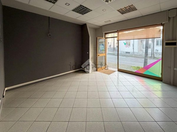 negozio in affitto a Podenzano