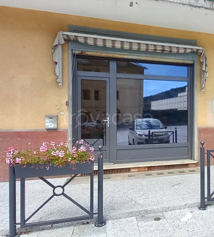 negozio in affitto a Quarona in zona Doccio