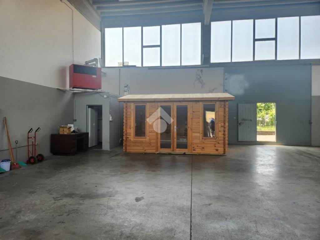 locale commerciale in affitto a Langhirano