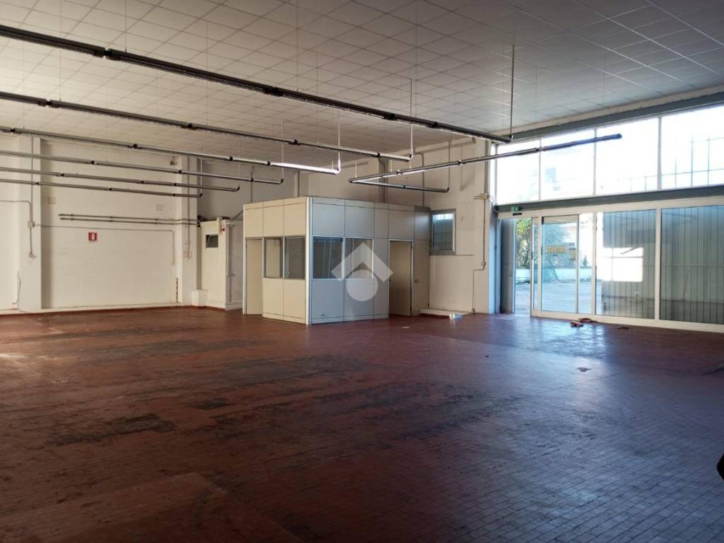 locale commerciale in affitto a Langhirano