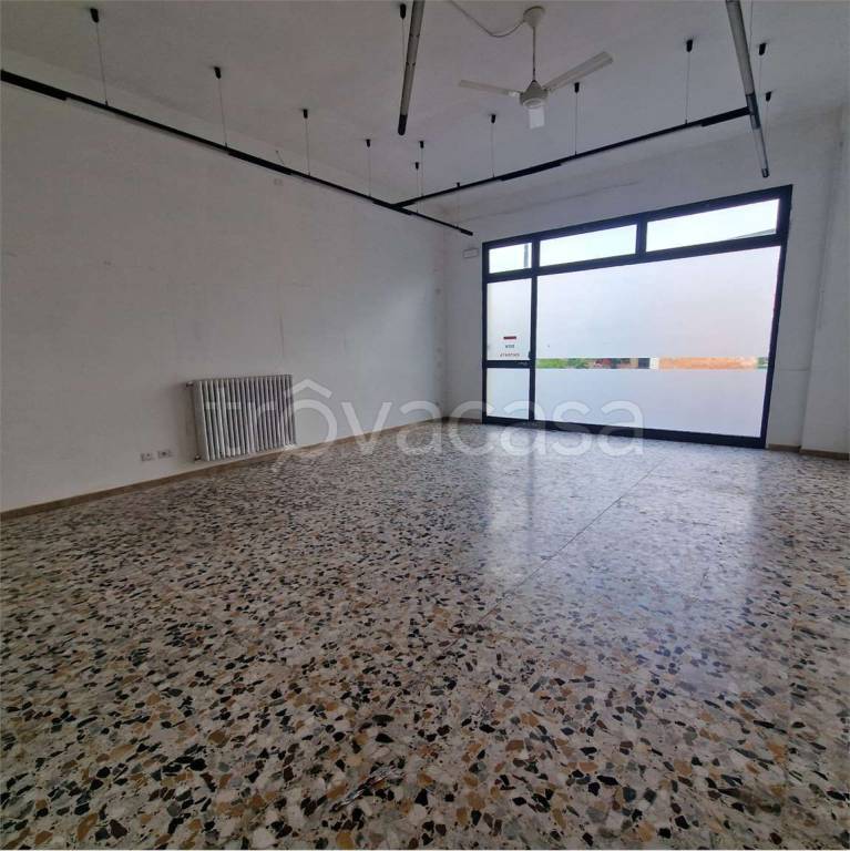 negozio in affitto a Langhirano in zona Cascinapiano