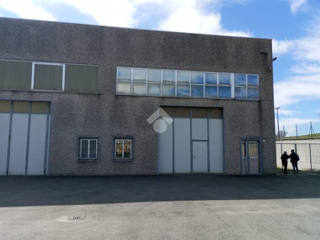 locale commerciale in affitto a Medesano