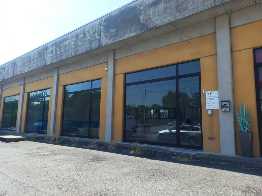 negozio in affitto a Noceto in zona Ponte Taro
