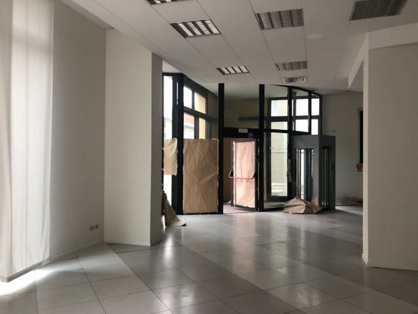 locale commerciale in affitto a Parma