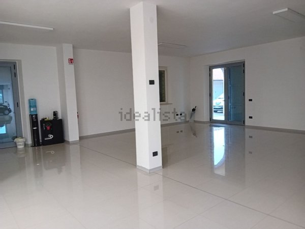 locale commerciale in affitto a Parma