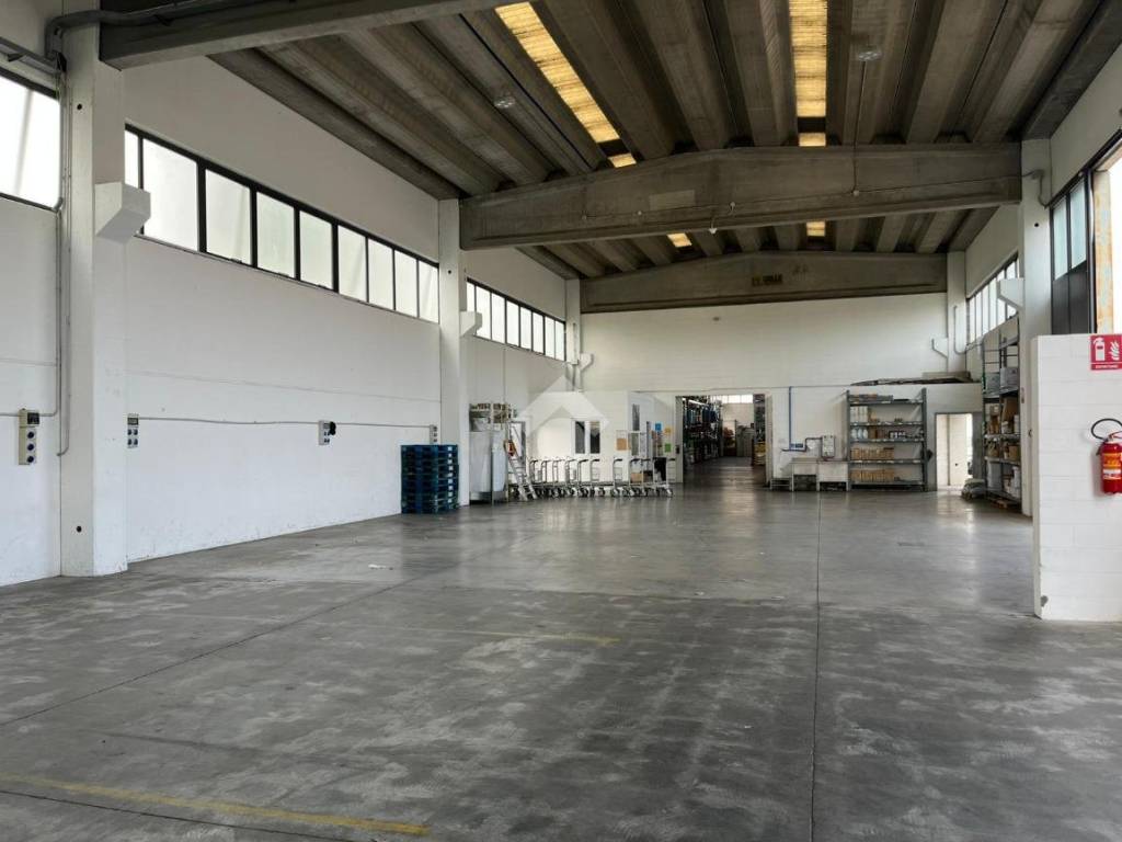 locale commerciale in affitto a Parma in zona San Leonardo