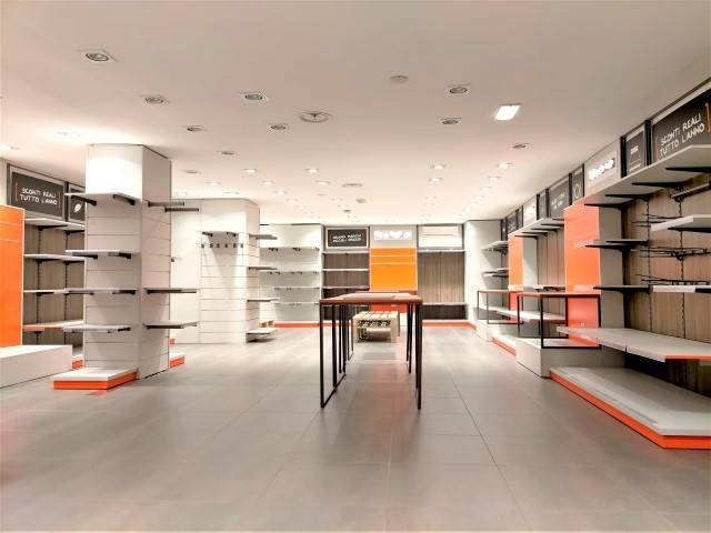 negozio in affitto a Parma