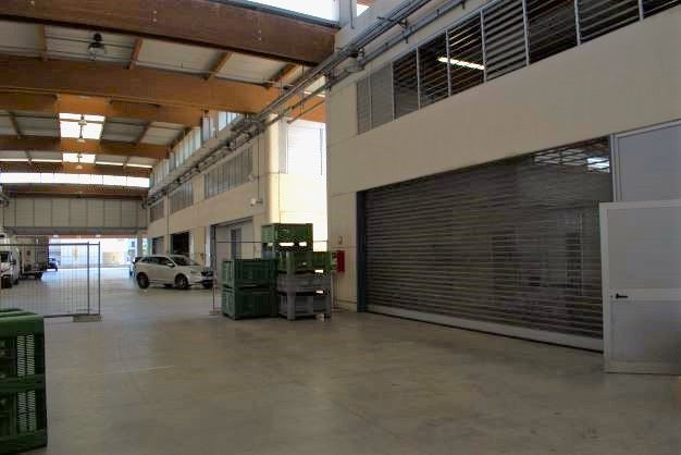 locale commerciale in affitto a Parma