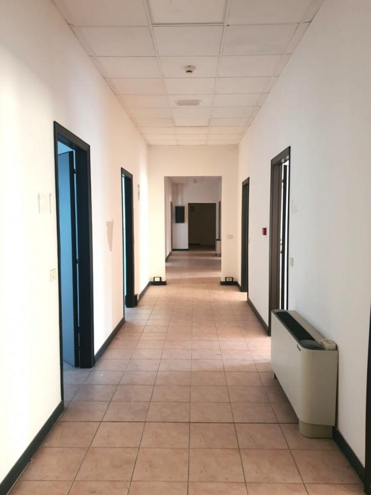 locale commerciale in affitto a Parma