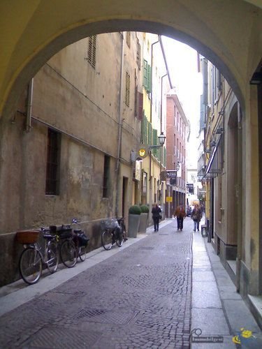 locale commerciale in affitto a Parma in zona Centro Storico