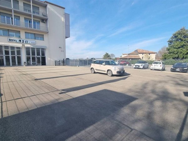 locale commerciale in affitto a Parma