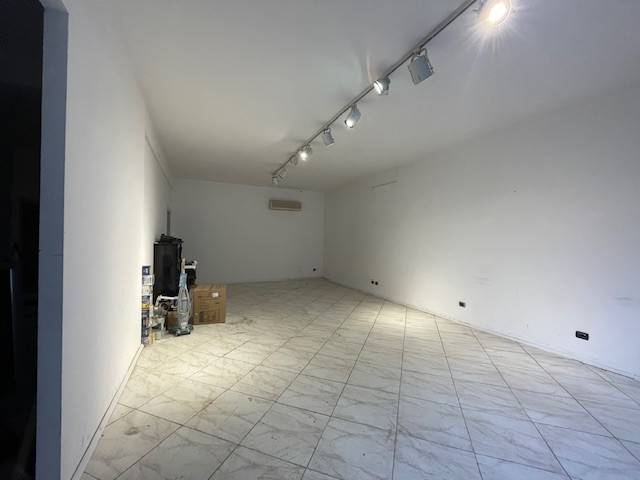 negozio in affitto a Parma in zona Cittadella