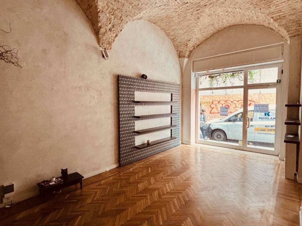 negozio in affitto a Parma