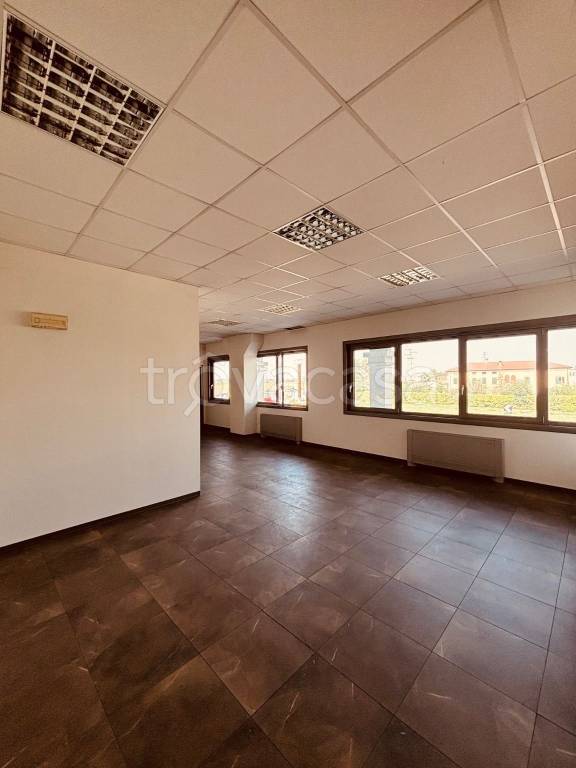 ufficio in affitto a Torrile