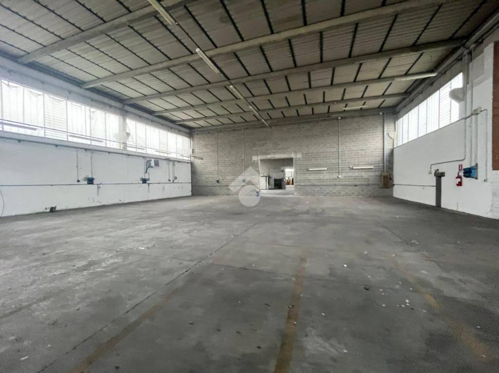 locale commerciale in affitto a Torrile