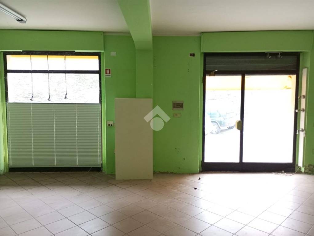 negozio in affitto a Traversetolo