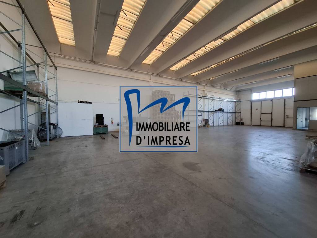 locale commerciale in affitto a Traversetolo