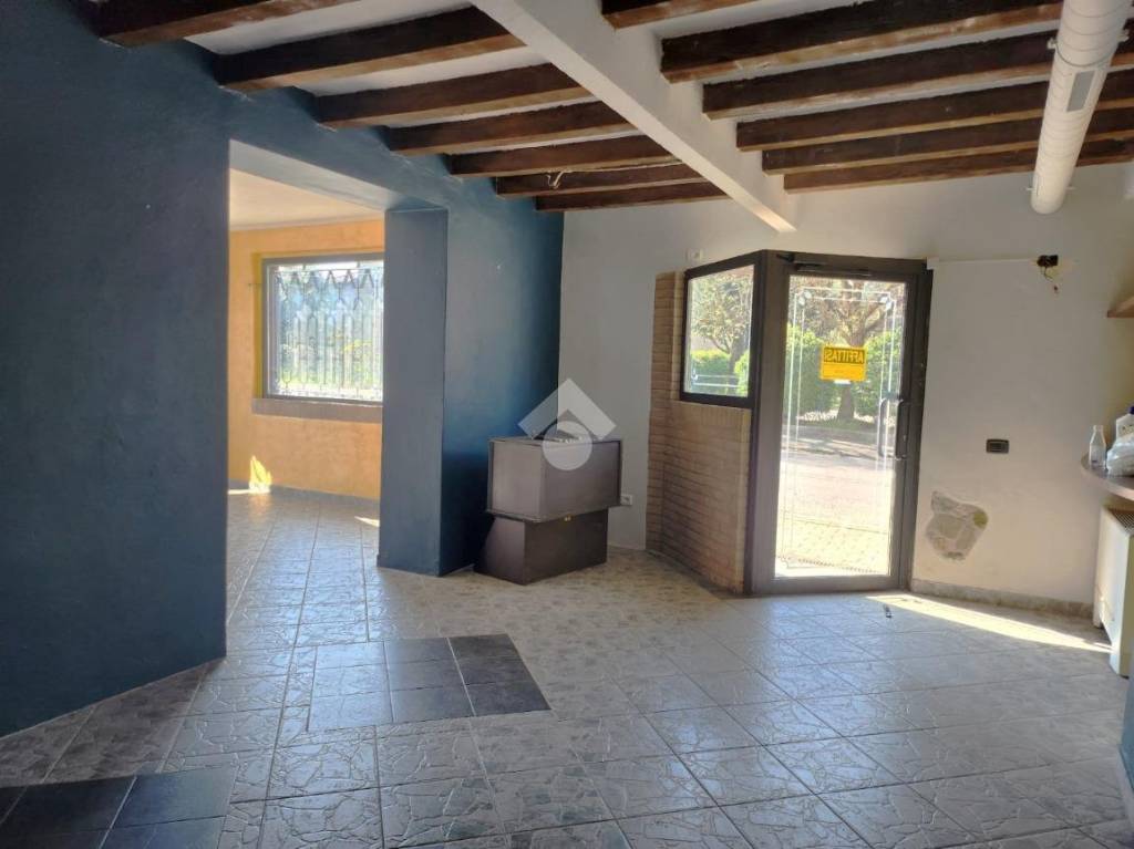 negozio in affitto a Traversetolo in zona Mamiano