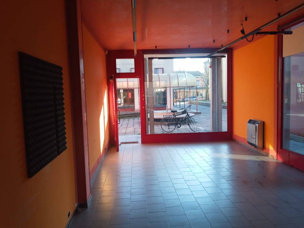 negozio in affitto a Sorbolo Mezzani in zona Sorbolo