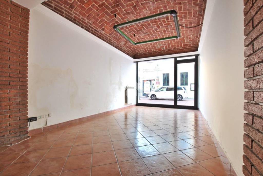 negozio in affitto a Santhià