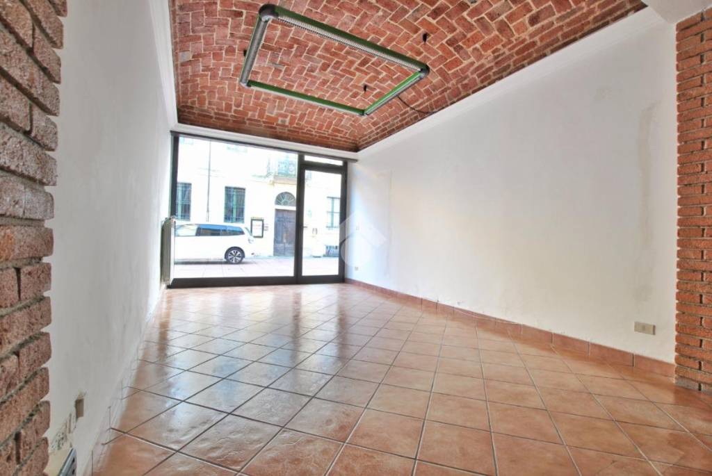 negozio in affitto a Santhià
