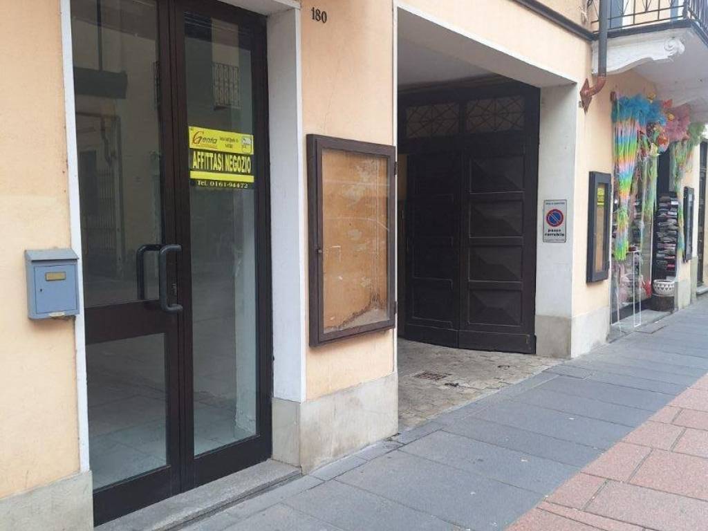 negozio in affitto a Santhià
