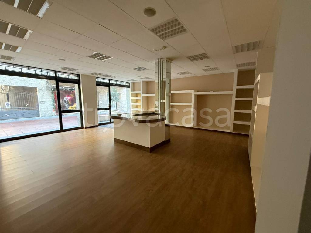 negozio in affitto a Santhià