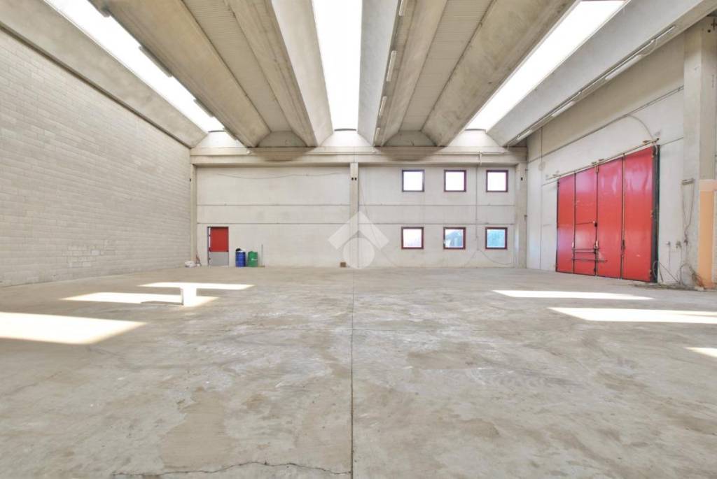 locale commerciale in affitto a Santhià