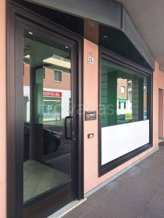 negozio in affitto a Santhià
