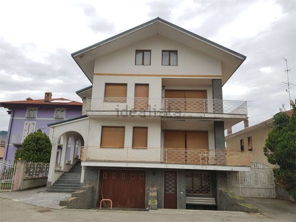 locale commerciale in affitto a Serravalle Sesia