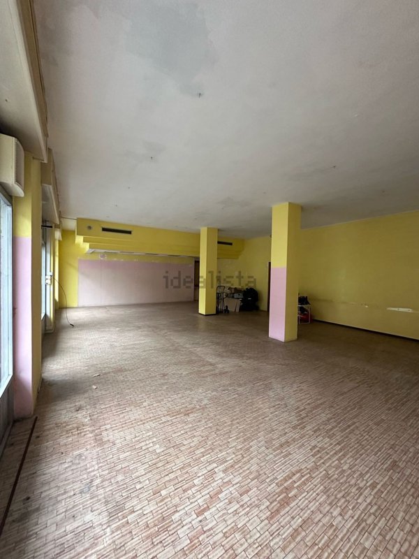 locale commerciale in affitto a Valduggia