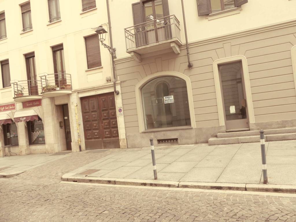 negozio in affitto a Vercelli