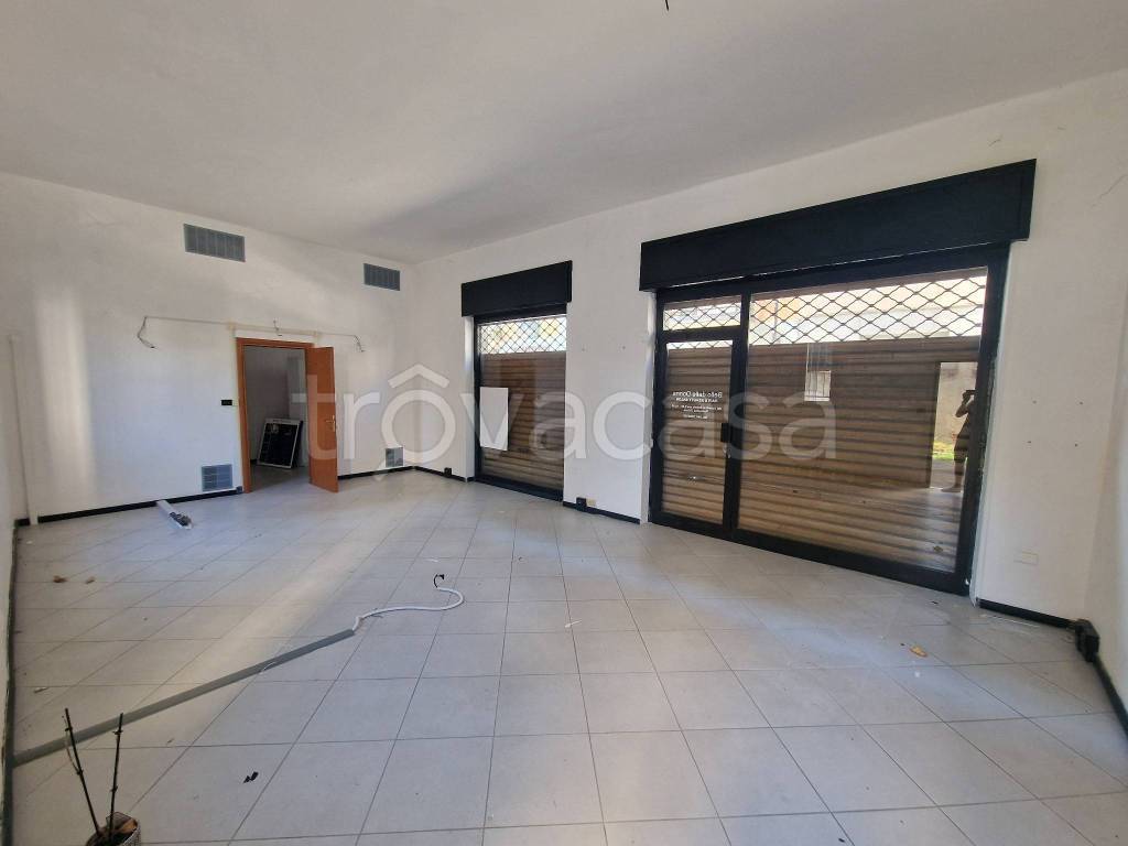 negozio in affitto a Vercelli in zona Ospedale