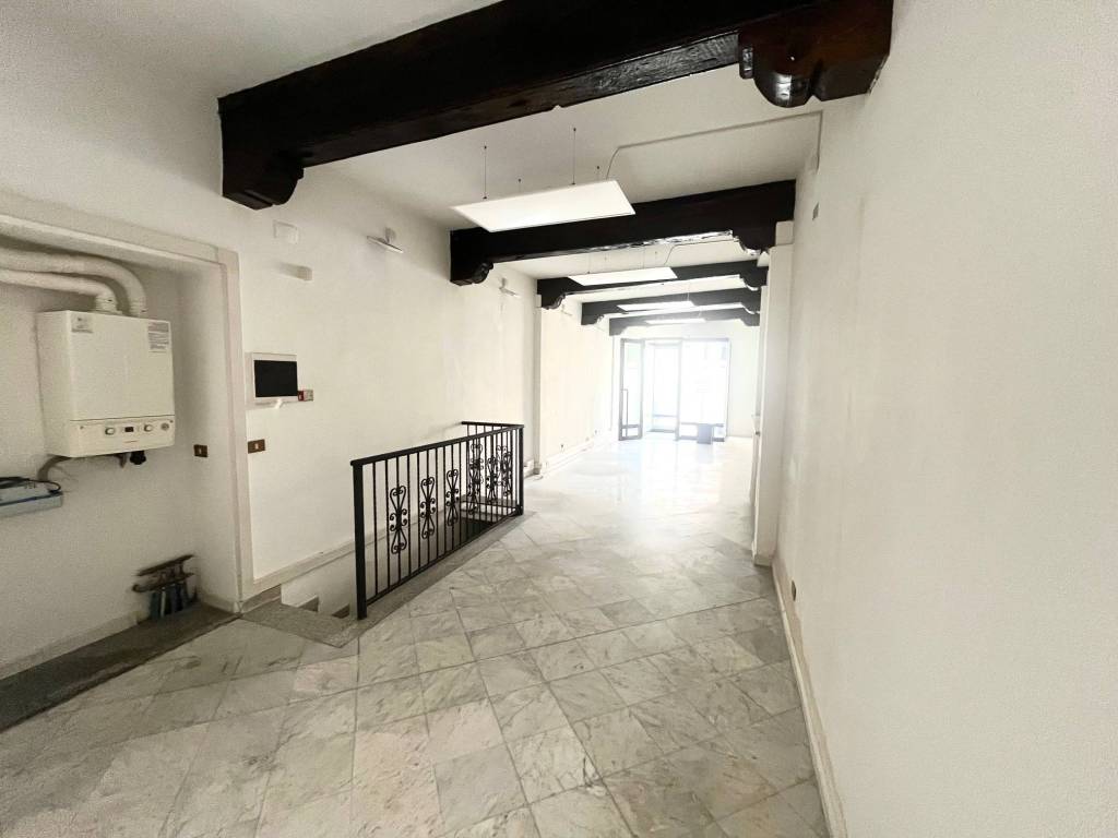 negozio in affitto a Vercelli in zona Centro Città