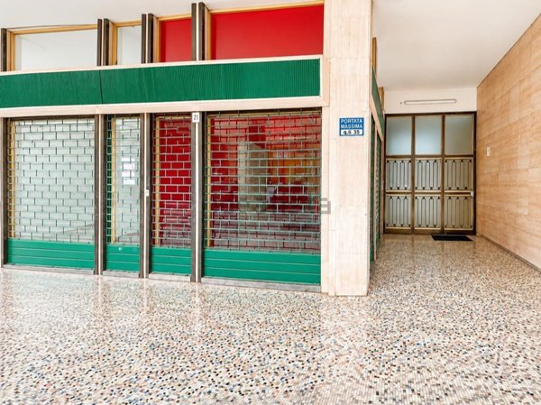 negozio in affitto a Vercelli in zona Centro Città