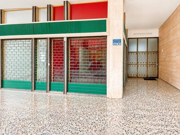 negozio in affitto a Vercelli in zona Centro Città