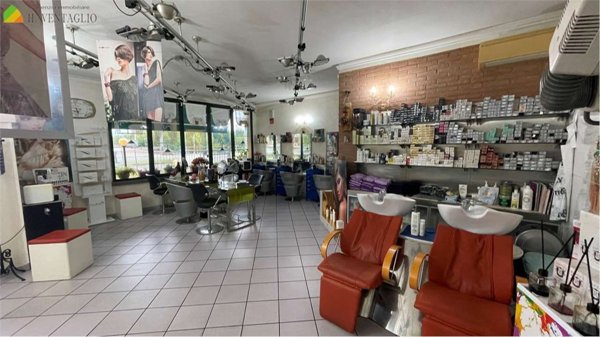 negozio in affitto a Casalgrande in zona Salvaterra