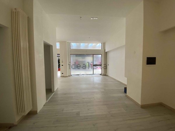 negozio in affitto a Castelnovo ne' Monti