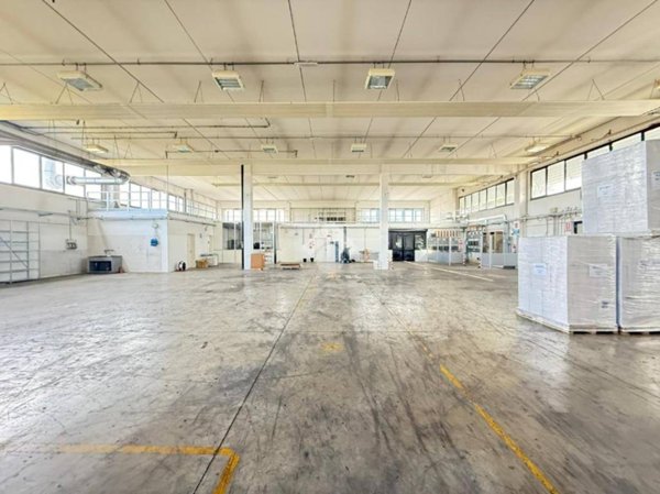 locale commerciale in affitto a Cavriago