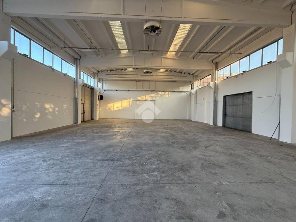 locale commerciale in affitto a Cavriago