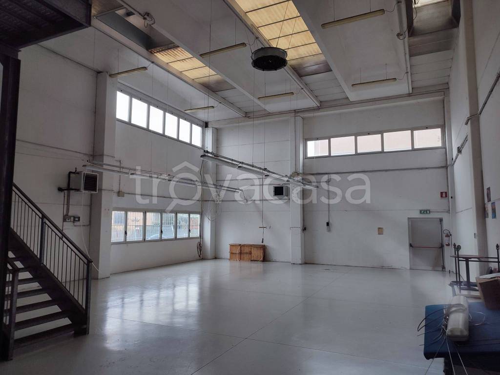 locale commerciale in affitto a Cavriago