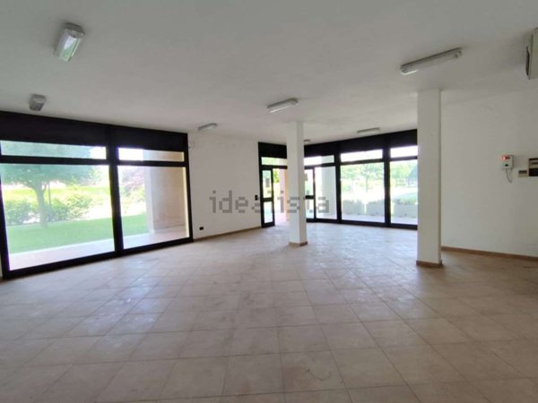 negozio in affitto a Gualtieri in zona Santa Vittoria