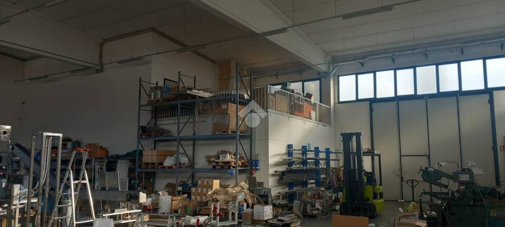 locale commerciale in affitto a Montecchio Emilia