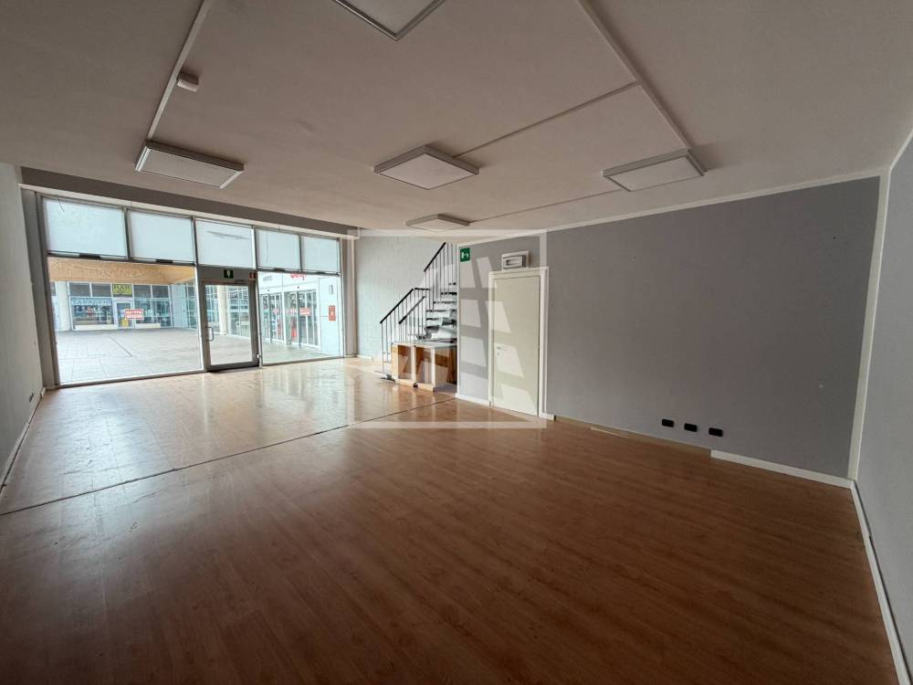 locale commerciale in affitto a Montecchio Emilia