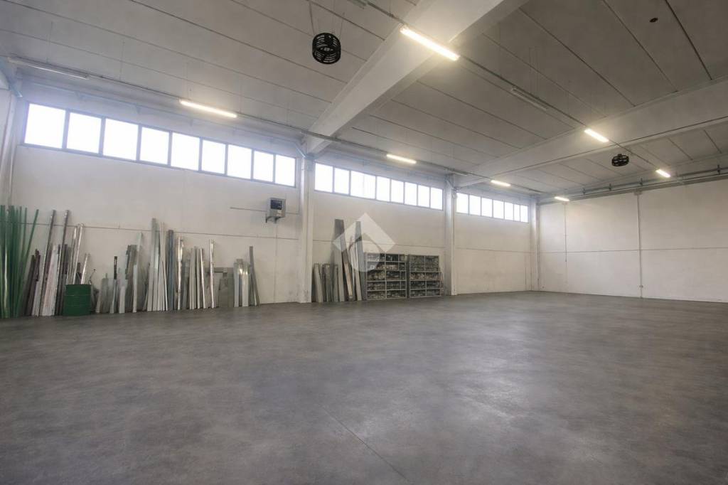 locale commerciale in affitto a Montecchio Emilia