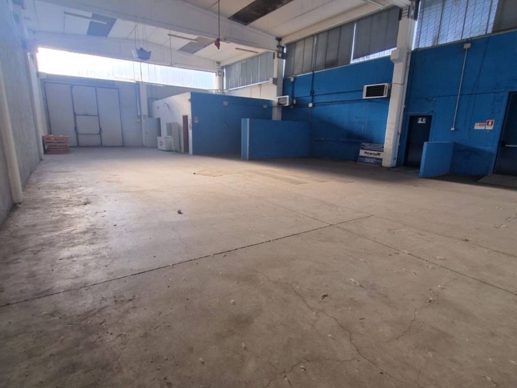 locale commerciale in affitto a Quattro Castella in zona Montecavolo