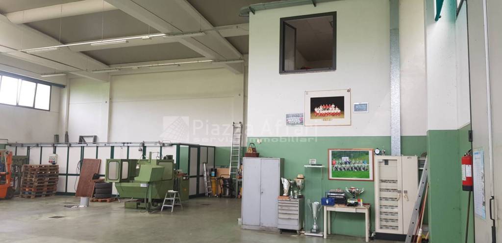 locale commerciale in affitto a Quattro Castella in zona Montecavolo
