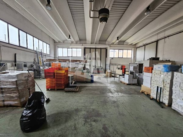 locale commerciale in affitto a Quattro Castella in zona Montecavolo